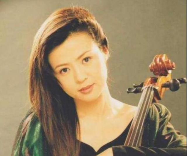 事实证明，被传卖掉上亿豪宅移民美国的王刚，已经走上另一条大道