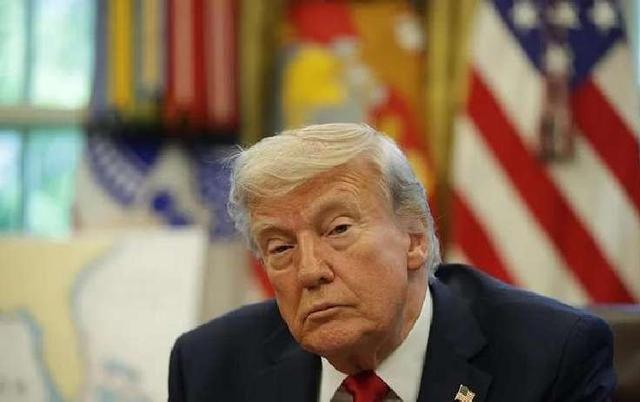 中国一步不退，特朗普给中国两个选择，不到24小时，中方10字回应