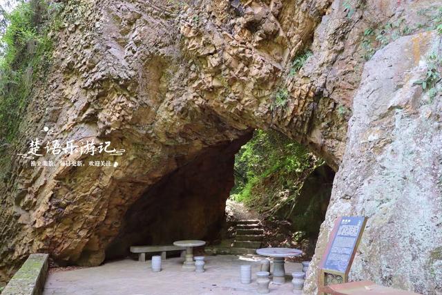 浙江绍兴这个公园依山傍水，两根石笋营造美丽风光，成为休闲胜地