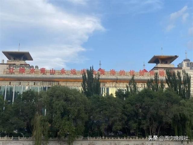 绿水青山映古城 市民游客齐赞青海生态之美