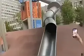 居民投诉滑滑梯有危险 警察却不信滑梯会危险 决定亲自试试图片