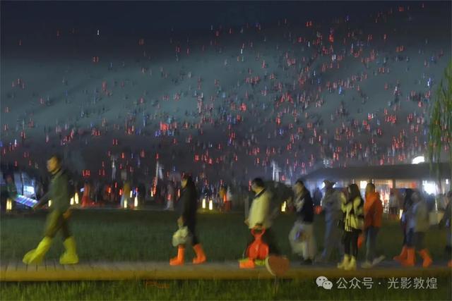 甘肃敦煌迎来国庆节中秋节双节旅游高峰