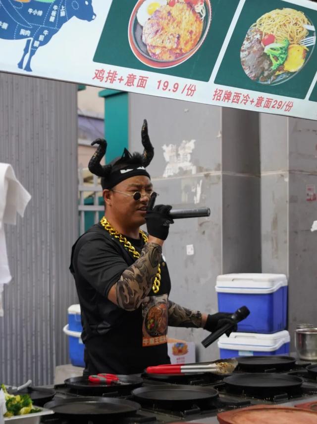 乌鲁木齐的劳动街，是由小炒、烧烤和夏夜晚风组成的