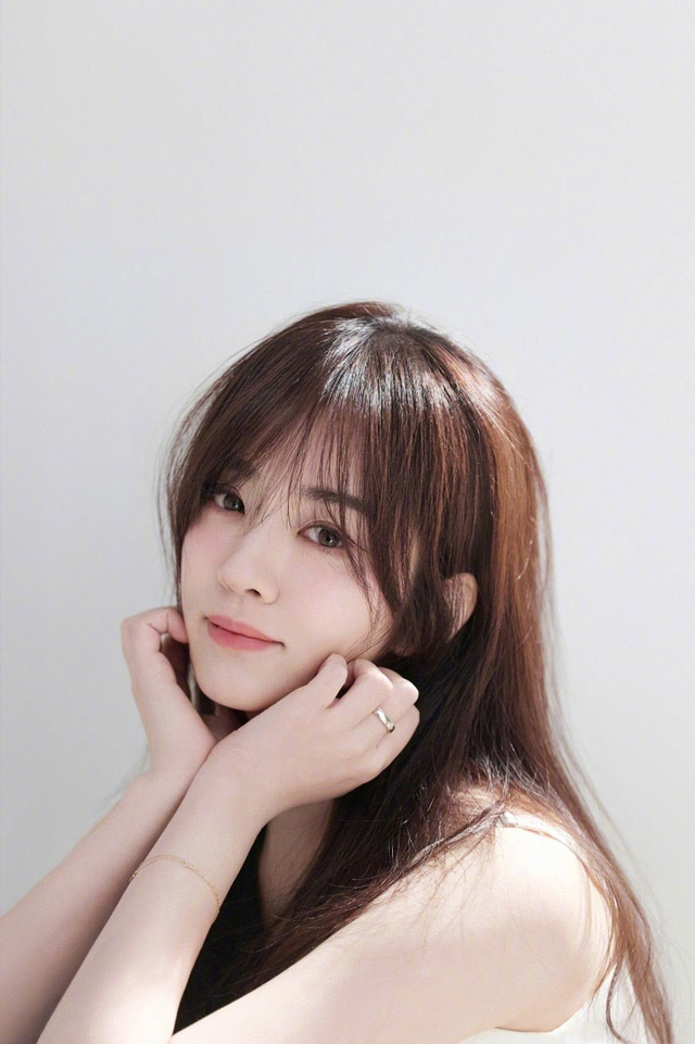 王晓晨身材前凸后翘，大白兔饱满，笑容可爱，超级吸引人，超爱了