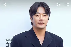 权相佑最新活动路透，曾经的单眼皮男神如今也变肥胖油腻大叔了图片
