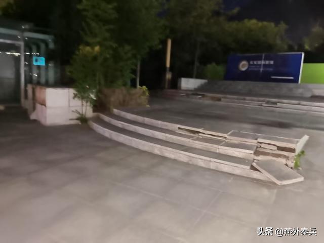 华清宫外的夜色，是文旅的尴尬，居民的闲娱，游客的懵逼