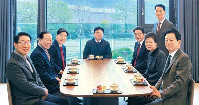 被关牢房后，金建希吃不下饭，她的亲信也被捕，朴槿惠李明博缺席