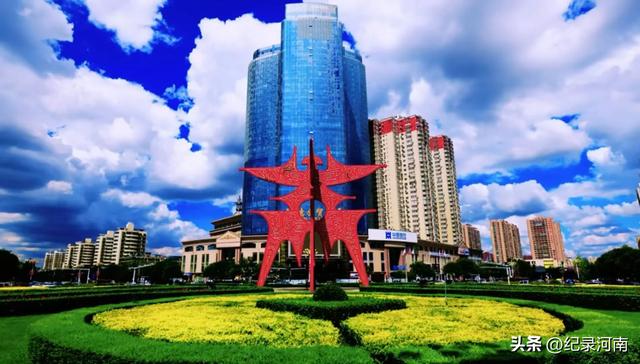 信华建国酒店和新城吾悦广场，如同商丘市中心城区的两颗璀璨明星
