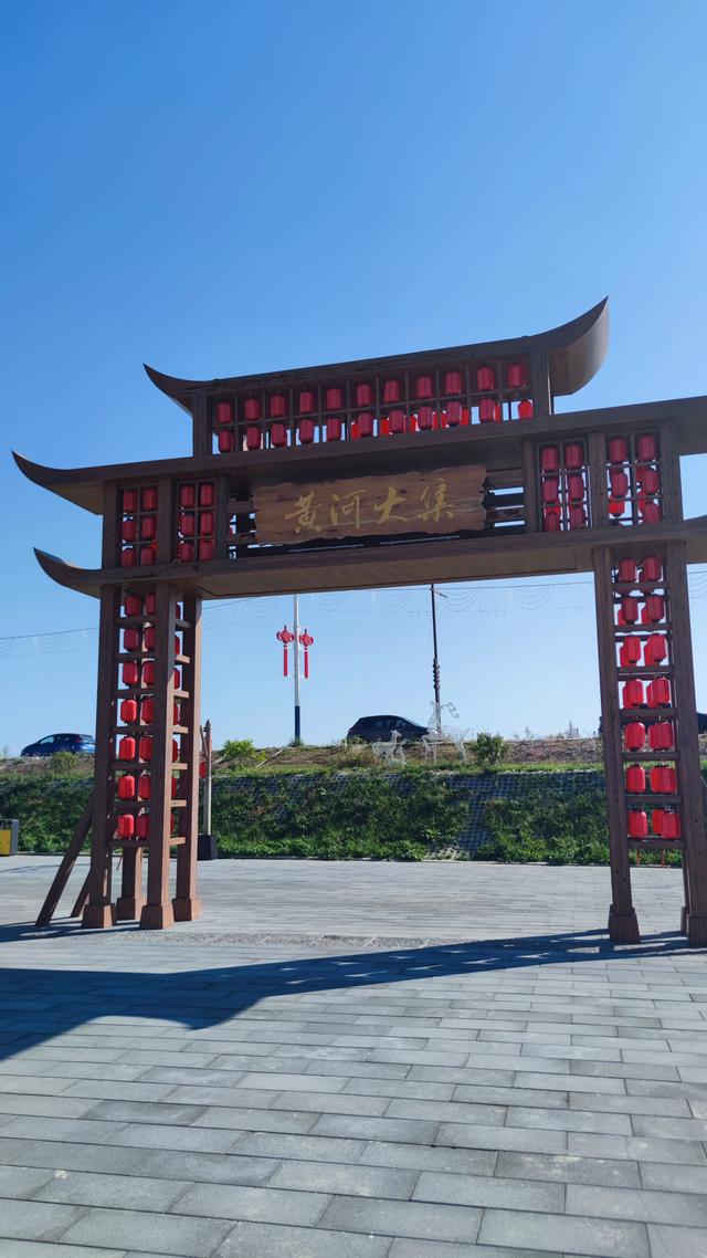 包头天下黄河第一村，靠着黄河边，风景还是不错的