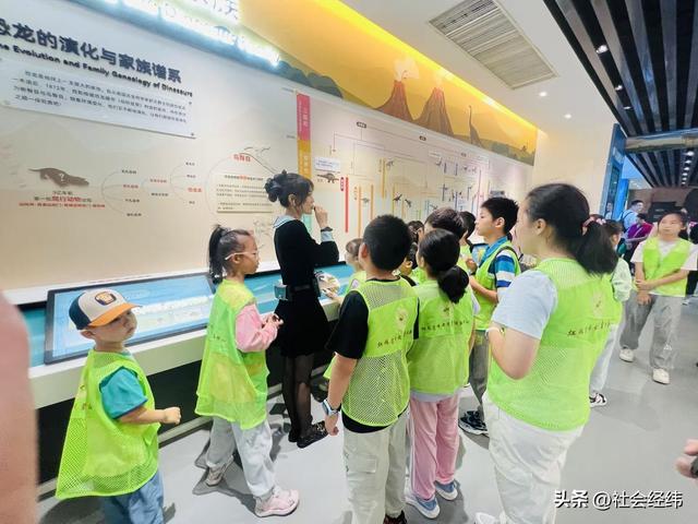 “探秘古生物 智趣共成长”：建邺多机构联合开展魔方趣味活动