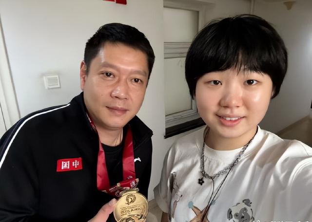 孙颖莎爆冷出局刚7天，令人恶心的一幕发生了，原来樊振东没说错