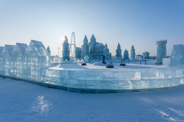 冰雪大世界百年列车冰雕全网出圈