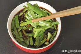 韭菜用陈醋泡一泡，老一辈的土方法，做法简单，省钱实用！图片