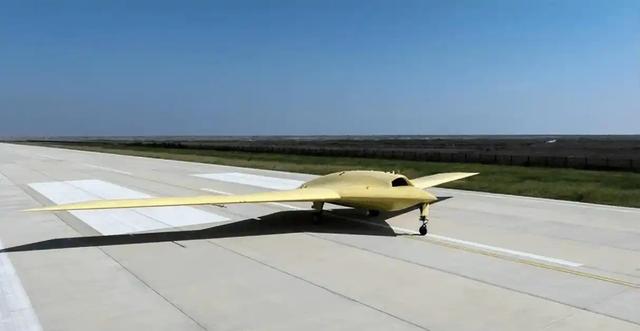 高空隐形“大蝙蝠”首飞，一周内中国亮相两种新概念无人机