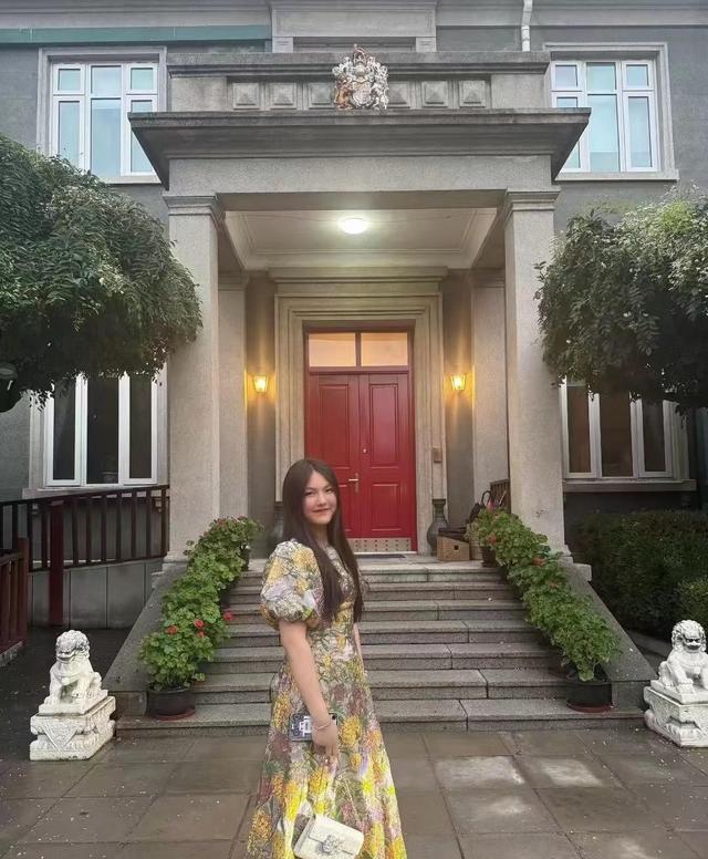 王诗龄晒自家北京小院，大半夜穿旗袍拍照，面无表情上演中式恐怖