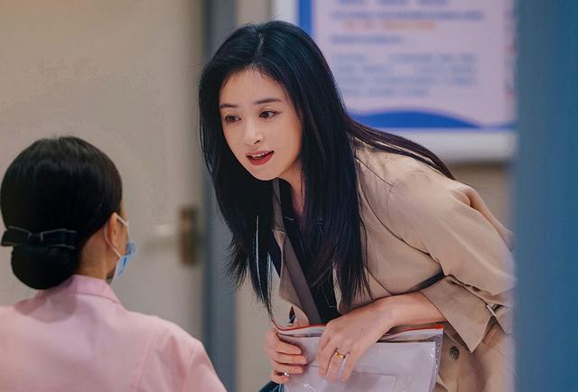 《四喜》直到生母被推下楼，沈明珠才知，养父才是盘算她最深的