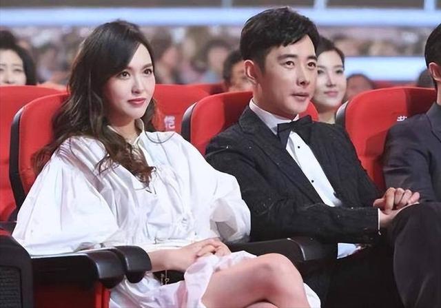 婚变传闻后，罗晋携任素汐与母亲去祈福，撕碎了唐嫣最后一丝体面