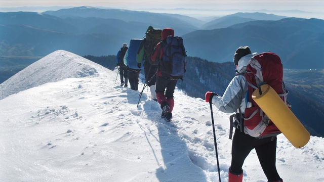 两名驴友徒步贡嘎雪山被困，一人奋力自救一人独自煎熬，结局如何
