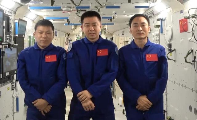 国际空间站内部无法看，与运行4年的天宫站差距真大，迟早一样？