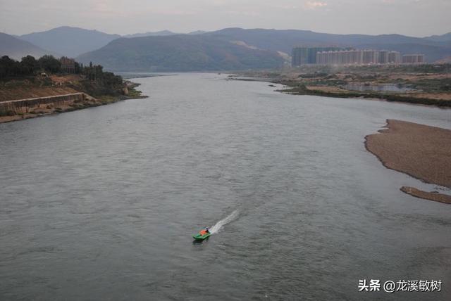 戴维考察了重庆附近的自然资源，然后经过乐山，前往成都