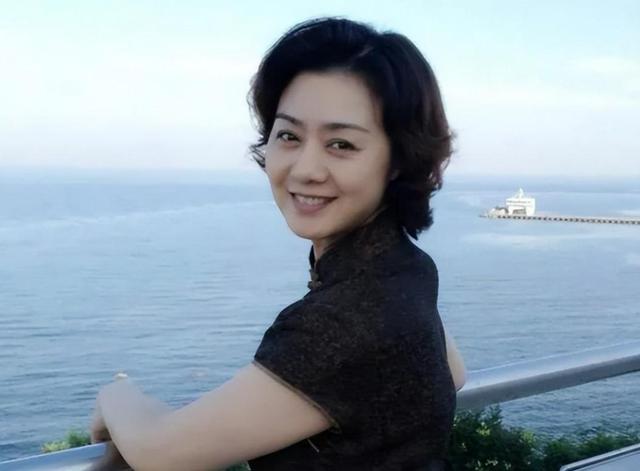 至今未婚未育，身边却有男人陪了近27年！59岁的她才是真人间清醒