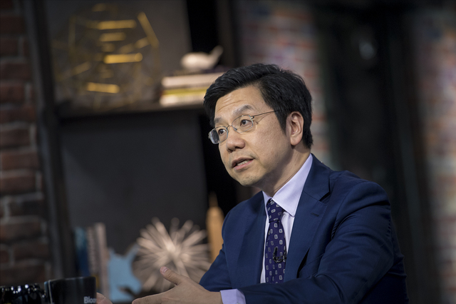 在美27年却未改变国籍，今携千亿资产撤出，把95%投入中国市场
