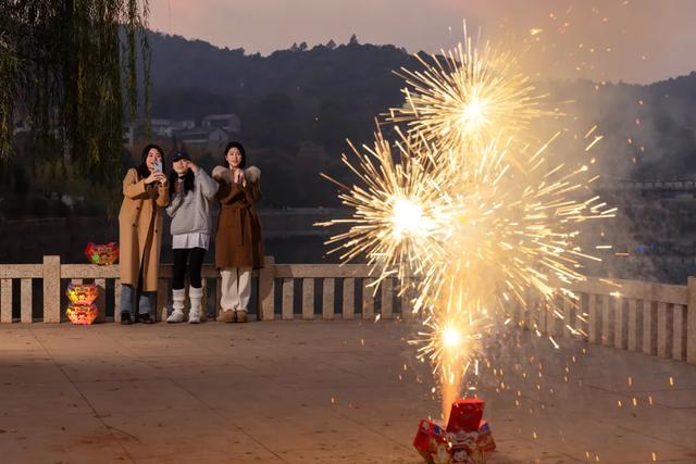 “工”略醴陵，“厂”开玩