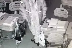 男子多次潜入教室专偷校服，竟只为拍照留念图片