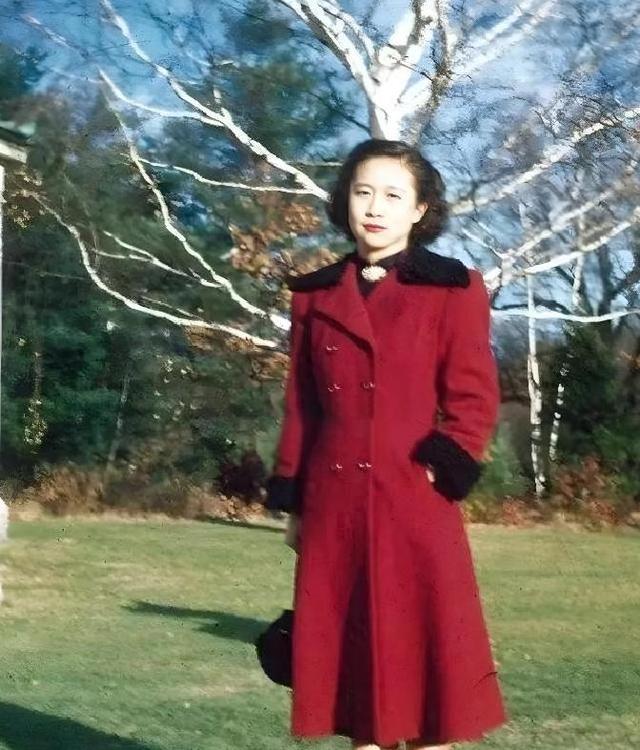 杜致礼有多美？1950年，与杨振宁结婚照，那年她23岁，跟翁帆很像
