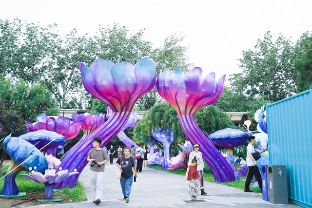 提前探！2025北京石景山游乐园京彩彩灯游园会8月8日开幕→