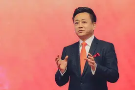6年前被弦子诬陷非礼，丢掉央视主持工作的朱军，现在过得如何？图片