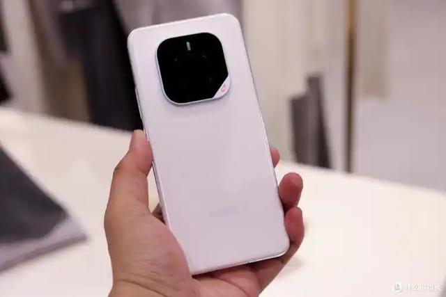 海外销量占半壁江山，荣耀双线作战，硬件创新是破局关键？