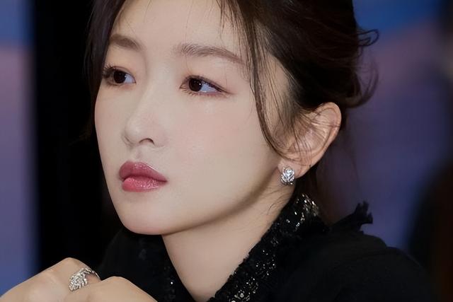 表面是清纯小白花，背地里“风流成性”，这几位谁最让你意想不到