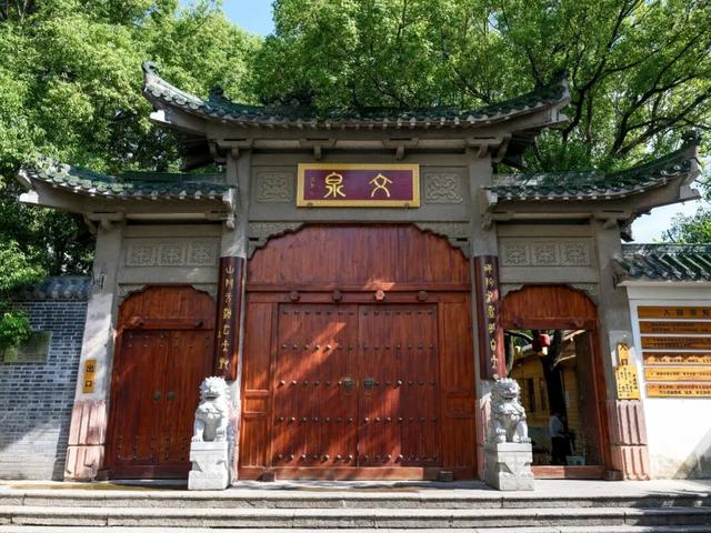今年国庆，为什么是这座城拿了爽文剧本？
