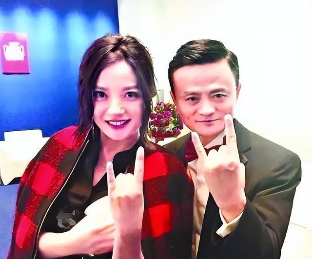 因胃癌去世传闻真相大白半年，49岁赵薇近况曝光	，琼瑶真没说错