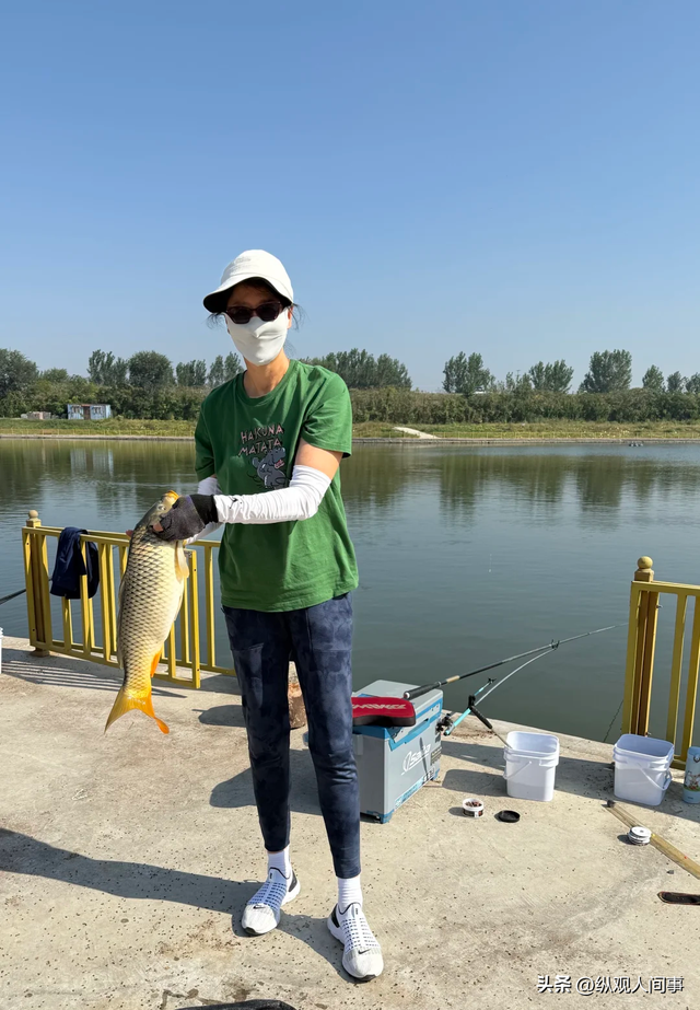 65岁郎平北京钓鱼，穿九分裤好朴素，生图下脸凹苹果肌高耸认不出
