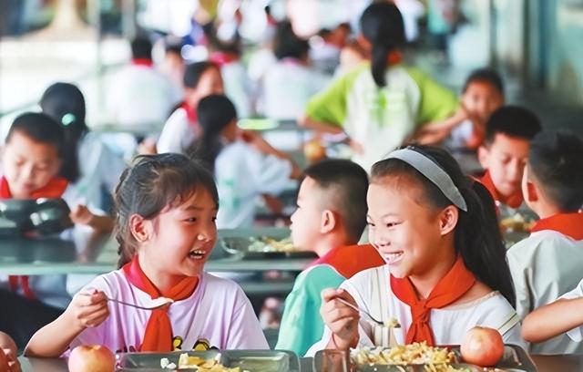 北京下了重要命令：2027年底前，所有中小学必须告别“校外配餐”
