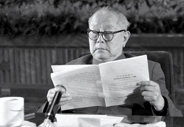 他是我国第三任主席，逝世后墓碑上不留姓名，只刻了这24个字