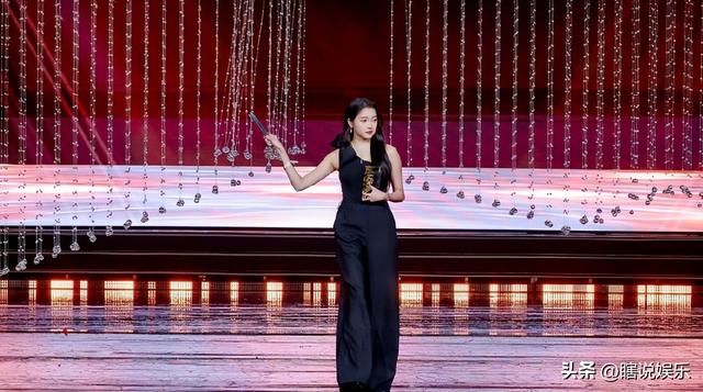 分手传闻仅7月，关晓彤高调官宣喜讯，全网恭喜，终于等到这一天