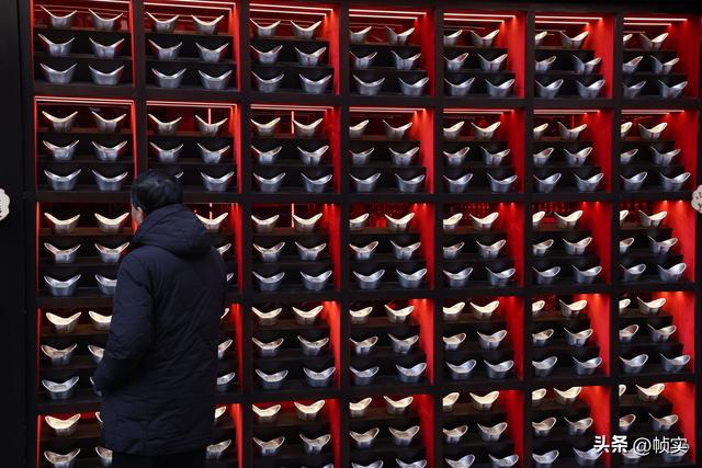 沾沾财气，千年古镇上海七宝老街惊现 “银墙” 打卡点