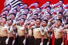 不容错过，一起欣赏这组经典军歌大串烧！图片