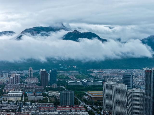 云雾中的泰岳：山与城的对话