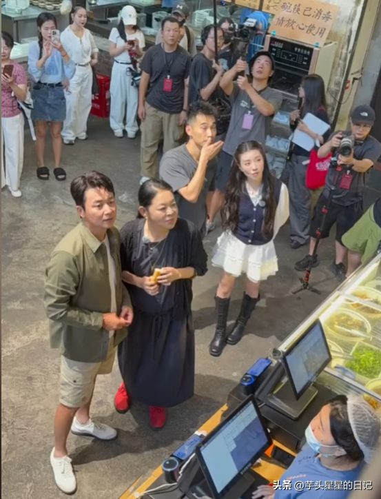 66岁倪萍现身长沙，脸部僵硬凹凸不平，眼睛浮肿严重，老到认不出