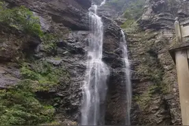 庐山爬最陡峭的三叠泉，你知道滑竿抬人多少钱，听了你会惊讶图片