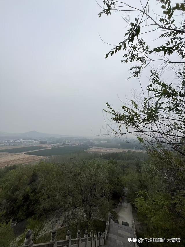 邹平临池镇桥子村里的柱似山，其顶之庙群始建于明代