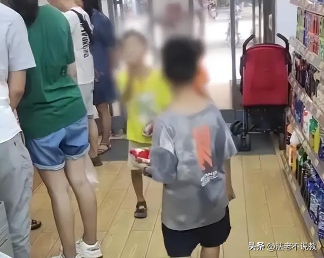 南航飞机群殴后续：警方回应：女子称绝不和解，央视等官媒发声