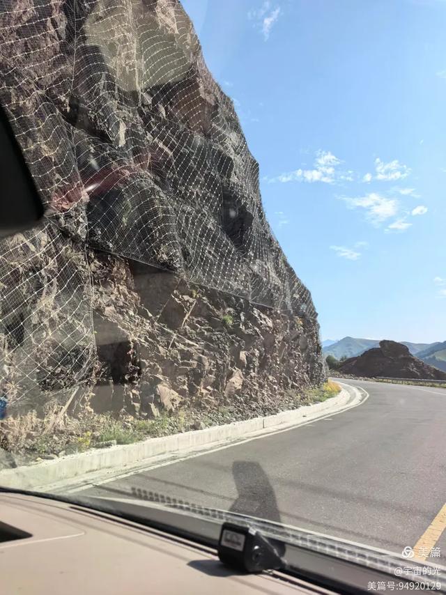跨越天山的壮美风光