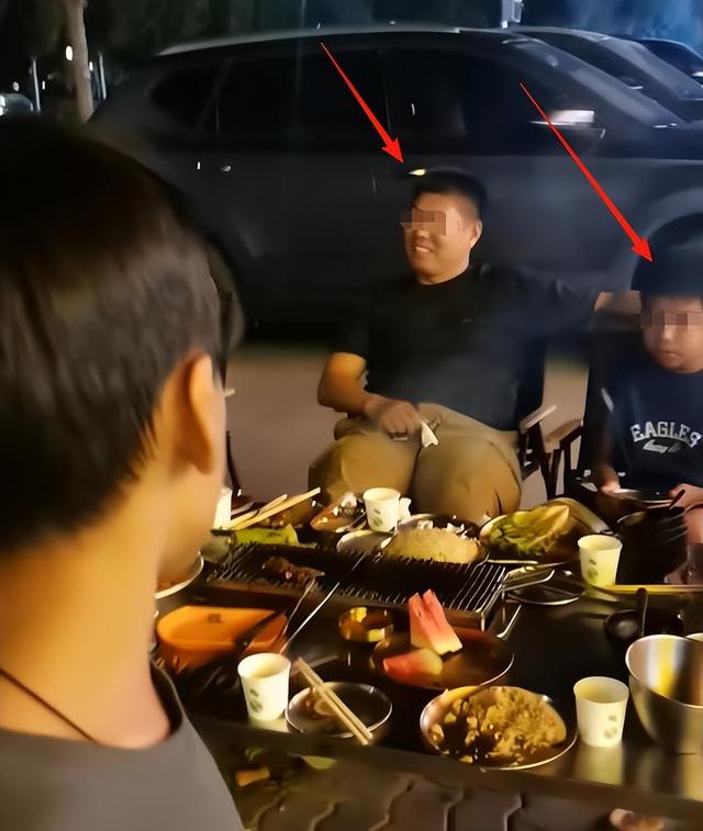 亲爹把儿子扔新疆国道上，妈妈烈日徒步1.5公里寻找，后续很寒心