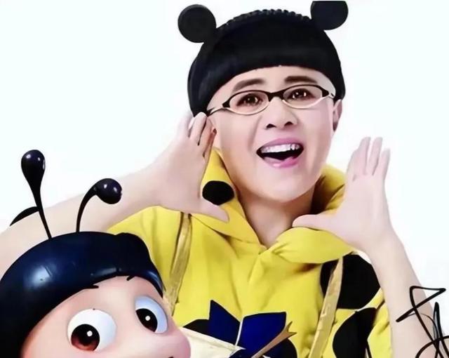 金龟子把几十年锅盖头发型换了,变成女人味十足的黄短发