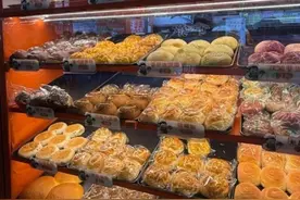 大学附近“两元面包店”一天能卖近两千个面包，月营业额十万元，店主：价格适合学生图片